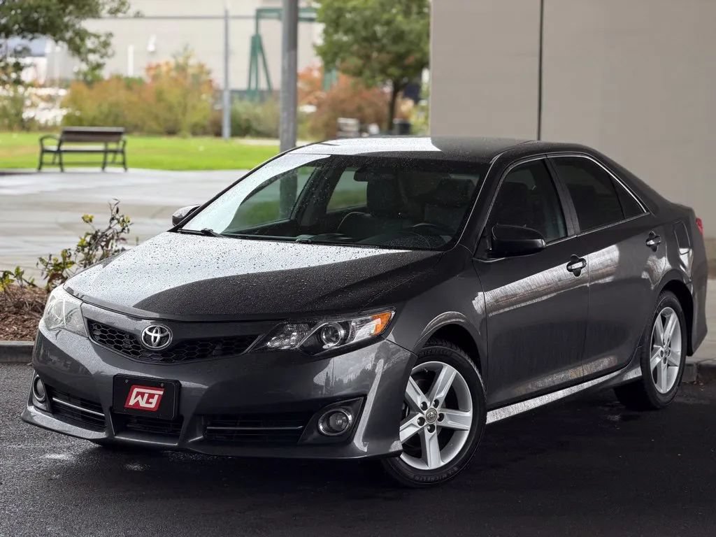 Used 2012 Toyota Camry SE FWD image 1