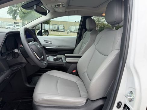 Used 2025 Toyota Sienna XLE image 26