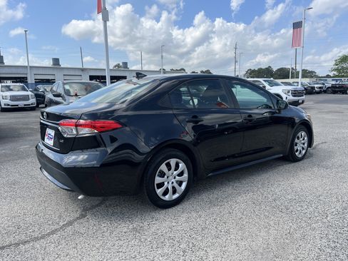 Used 2021 Toyota Corolla LE image 2