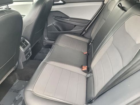 Used 2022 Volkswagen Taos SE w/ Panoramic Sunroof Package AWD/4WD image 12