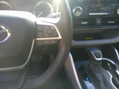 Used 2024 Toyota Highlander XLE image 21
