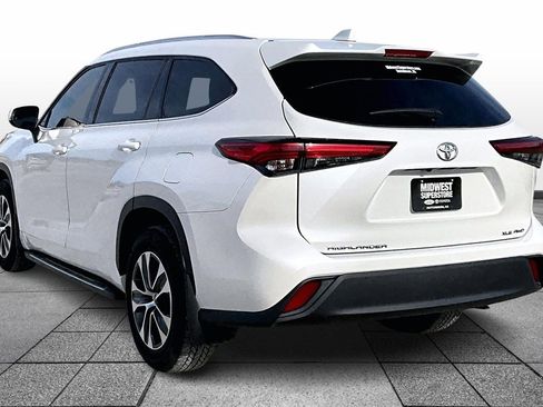 Used 2021 Toyota Highlander XLE image 10
