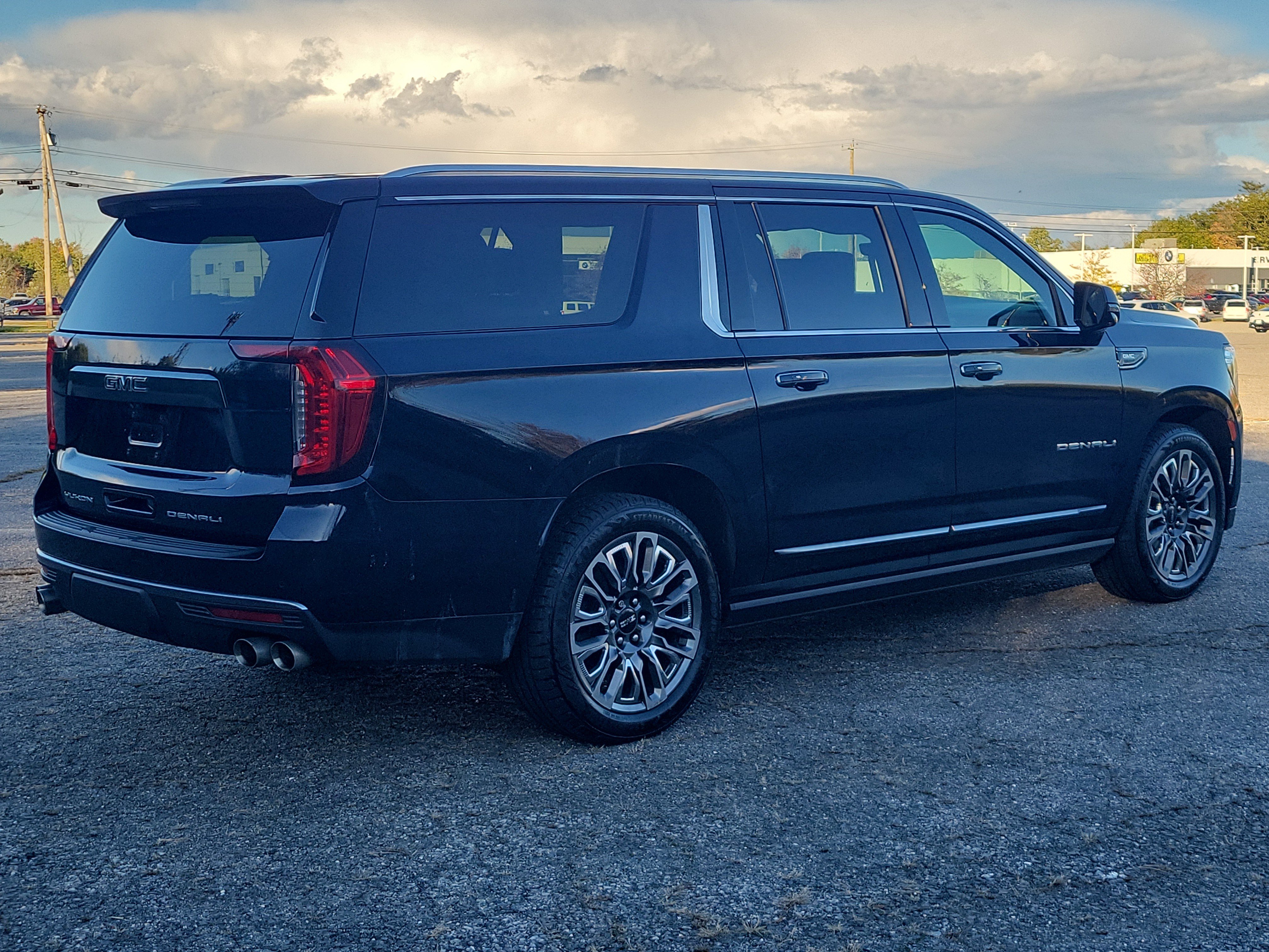 Used 2023 GMC Yukon XL Denali Ultimate AWD/4WD image 5
