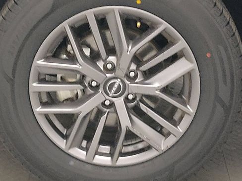 Used 2024 Nissan Rogue S image 31