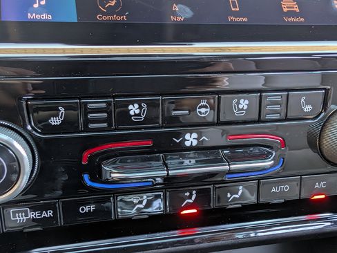 Used 2022 Jeep Grand Cherokee Overland w/ Adv Protech Group III image 33