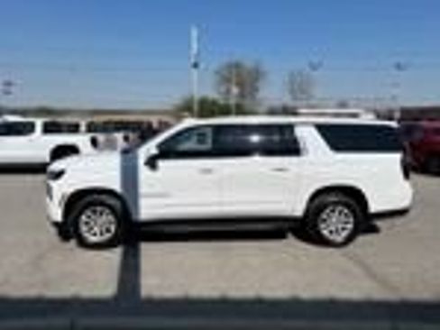 Used 2025 Chevrolet Suburban LT AWD/4WD image 3