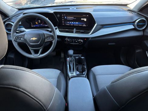 Used 2025 Chevrolet Trax LT image 32