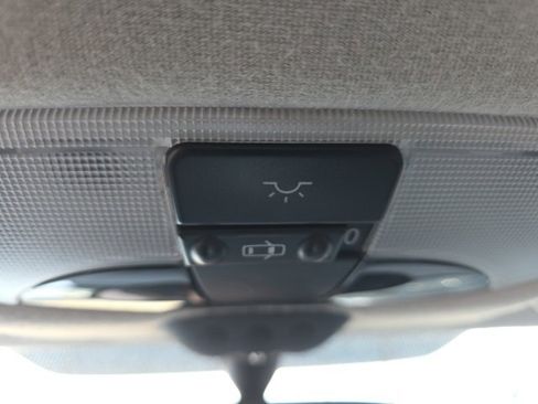 Used 2005 Chrysler Crossfire Limited image 17