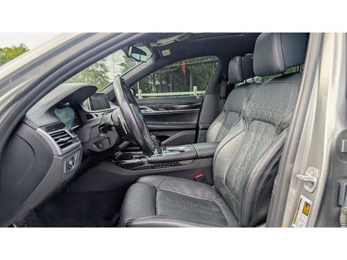 Used 2022 BMW 750i xDrive w/ Executive Package image 14