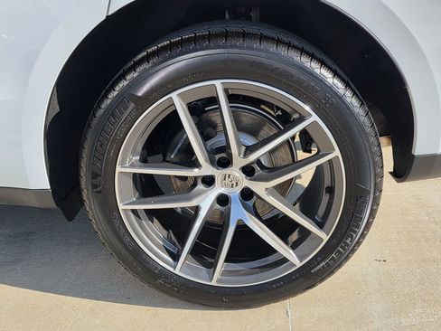 Used 2025 Porsche Macan AWD/4WD image 14