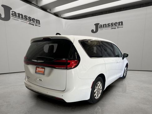 Used 2024 Chrysler Pacifica Touring-L FWD image 5