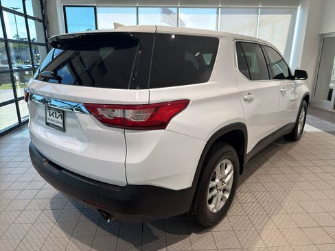 Used 2021 Chevrolet Traverse LS w/ LPO, Black Accent Package FWD image 5