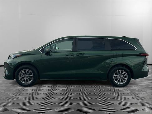 Used 2022 Toyota Sienna LE AWD/4WD image 2