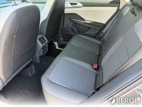 New 2026 Volkswagen Taos SE FWD image 18