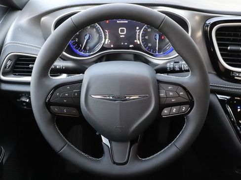 New 2026 Chrysler Pacifica Select image 22