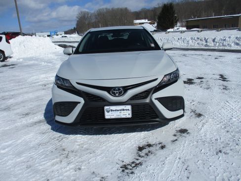 Used 2022 Toyota Camry SE image 2