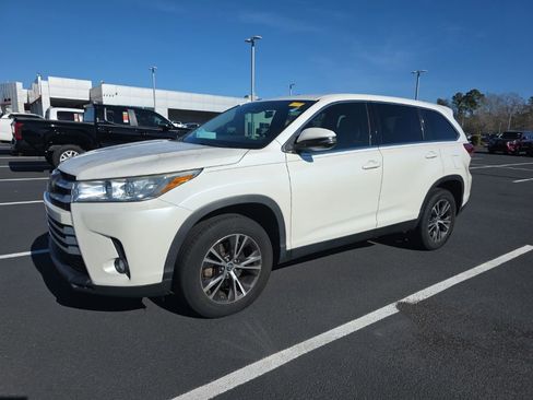 Used 2019 Toyota Highlander Plus image 2