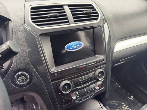 Used 2017 Ford Explorer XLT w/ Equipment Group 202A AWD/4WD image 12