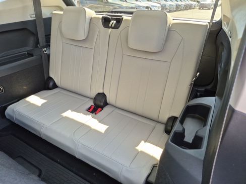 Used 2023 Volkswagen Tiguan SE w/ Panoramic Sunroof Package FWD image 31
