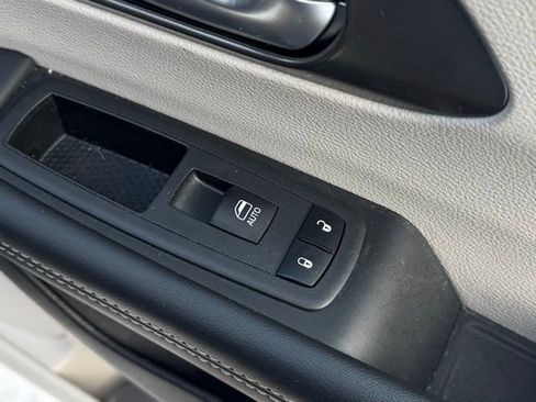 Used 2024 Chrysler Pacifica Touring-L image 15