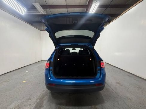 Used 2023 Jeep Compass Latitude w/ Sun and Sound Group AWD/4WD image 9
