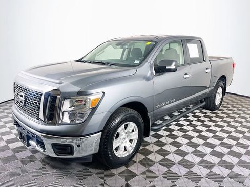Used 2018 Nissan Titan SV w/ SV Convenience Package AWD/4WD image 4