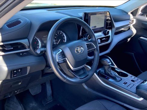 Used 2024 Toyota Highlander LE image 18