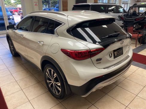 Used 2018 INFINITI QX30 Premium w/ Navigation Package AWD/4WD image 5