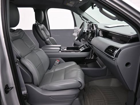 Used 2019 Lincoln Navigator Select RWD image 16