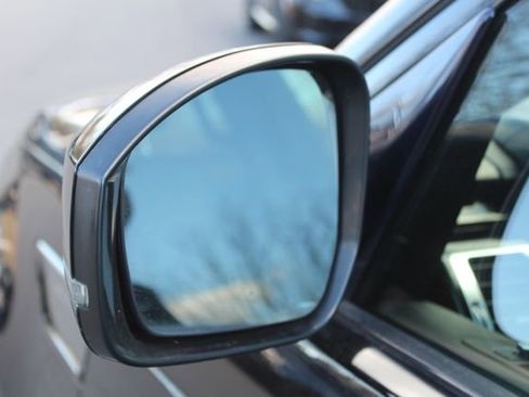 Used 2019 Land Rover Discovery SE image 12