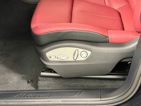 Certified 2026 Porsche Macan AWD/4WD image 16