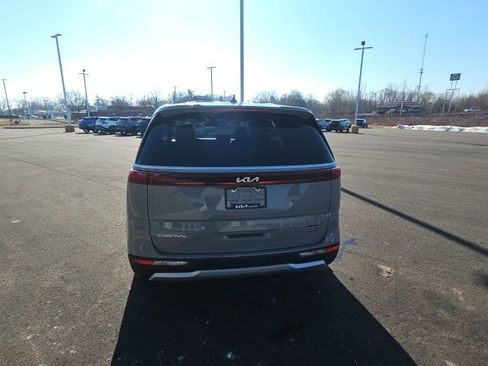 Used 2024 Kia Carnival EX image 7