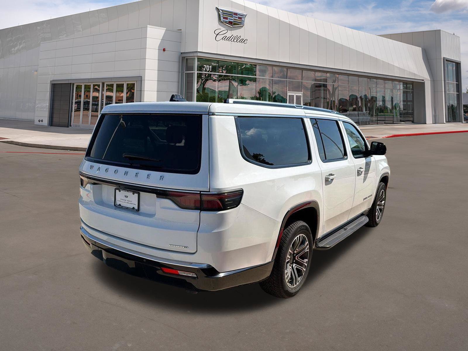 Used 2024 Jeep Wagoneer L Series II w/ Flexible Seating Group RWD image 5