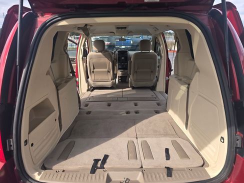 Used 2008 Chrysler Town & Country LX image 12