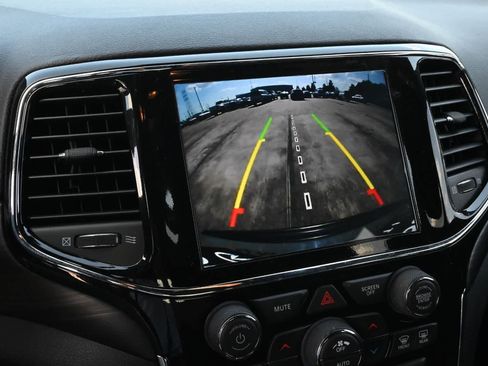 Used 2021 Jeep Grand Cherokee Laredo X RWD image 14