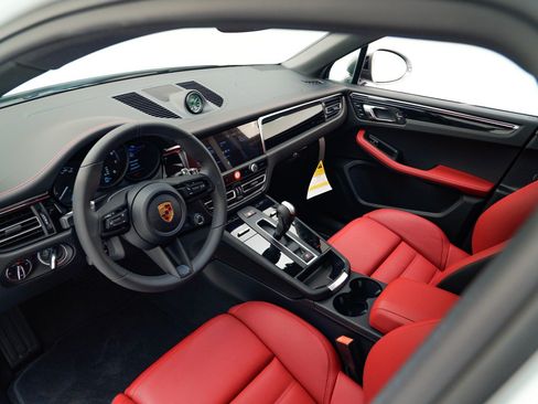 Certified 2026 Porsche Macan AWD/4WD image 4