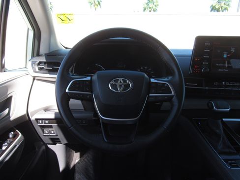 Used 2024 Toyota Sienna XLE image 27