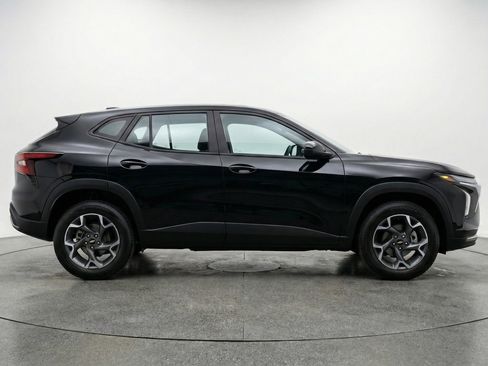 Used 2025 Chevrolet Trax LT image 11