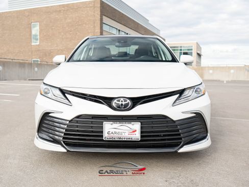 Used 2021 Toyota Camry XLE image 2