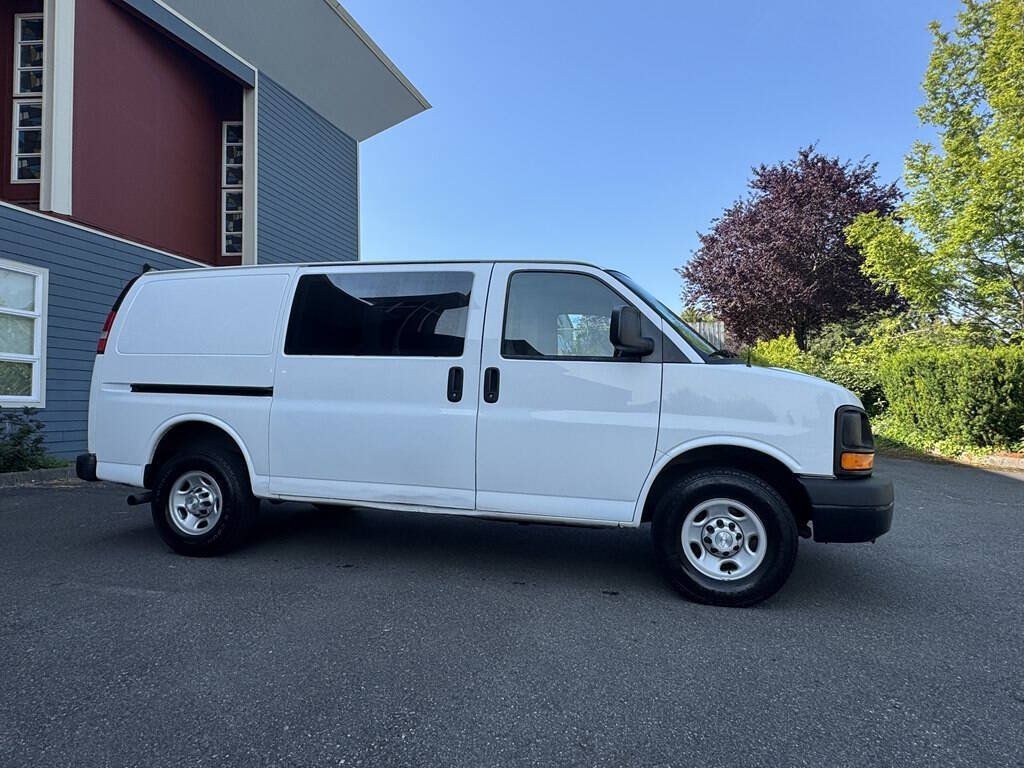 Used 2016 Chevrolet Express 2500 RWD image 2