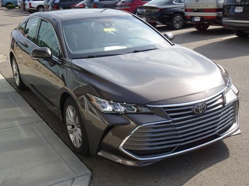 Used 2019 Toyota Avalon XLE w/ Moonroof Package FWD image 9
