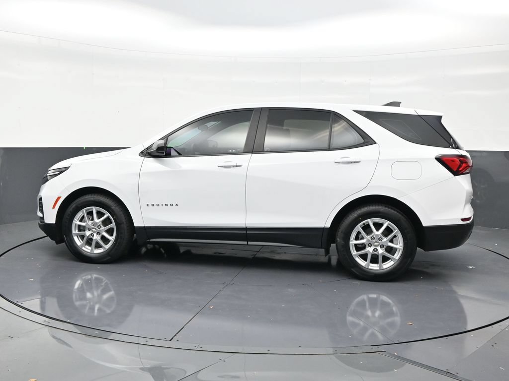 Used 2022 Chevrolet Equinox LS FWD image 2