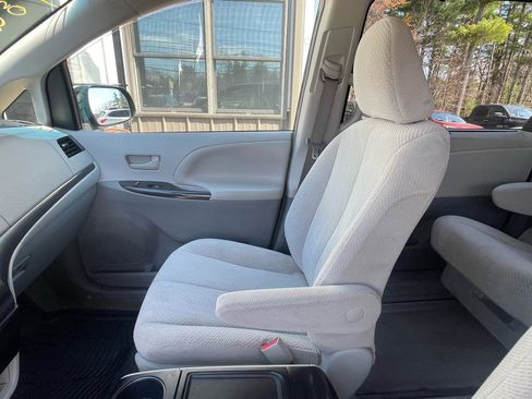 Used 2014 Toyota Sienna LE image 19