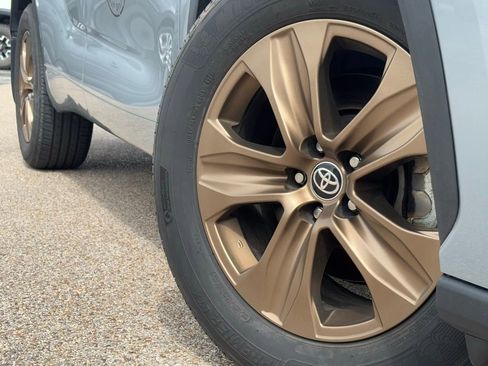 Used 2023 Toyota Highlander Bronze Edition image 2