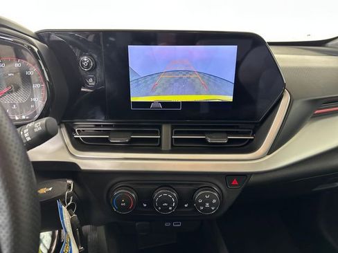 Used 2025 Chevrolet Trax RS w/ Sunroof Package FWD image 22