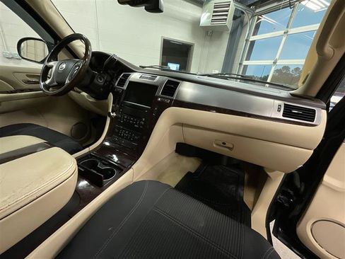 Used 2007 Cadillac Escalade AWD w/ Information Package image 31