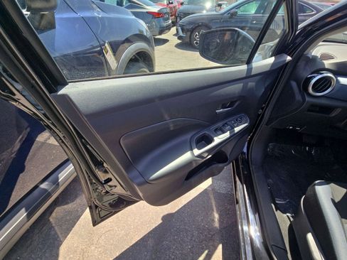 Used 2025 Nissan Versa SV FWD image 30