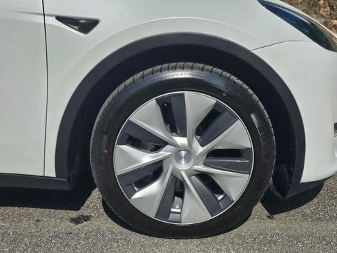 Used 2023 Tesla Model Y AWD image 17