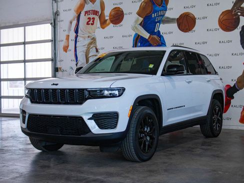 Used 2025 Jeep Grand Cherokee Altitude AWD/4WD image 20