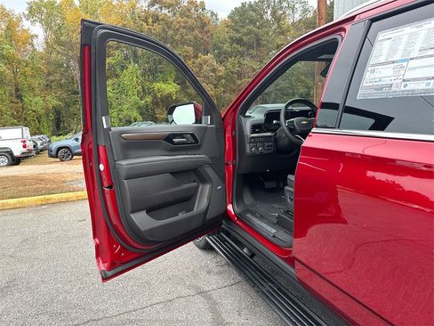 New 2026 Chevrolet Suburban High Country image 13